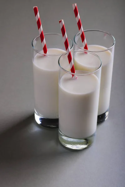 Närbild Mjölk Glas Med Sugrör Grå Bakgrund Kopiera Utrymme Oförändrat — Stockfoto
