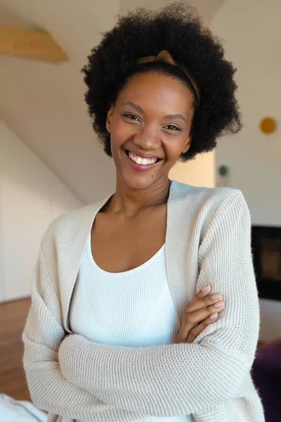 Портрет Веселой Молодой Африканской Афро Женщины Дома Копия Космоса Неизменный — стоковое фото