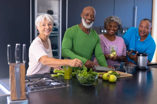 Portrait Happy Multiracial Senior Friends Making Smoothie Granny Smith Apple — Stock Photo, Image