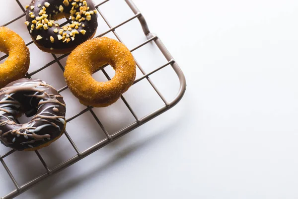 Hochwinkelaufnahme Von Frischen Donuts Auf Kühlregalen Durch Kopierraum Vor Weißem — Stockfoto