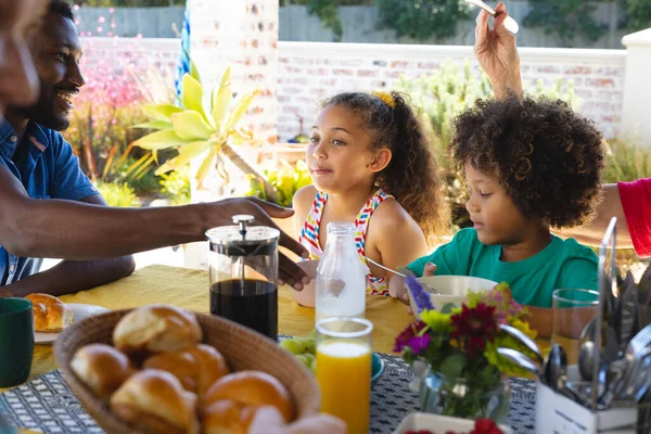 多种族可爱的孩子在家里坐在餐桌边 与笑着的父亲共进早餐 生活方式和童年 — 图库照片