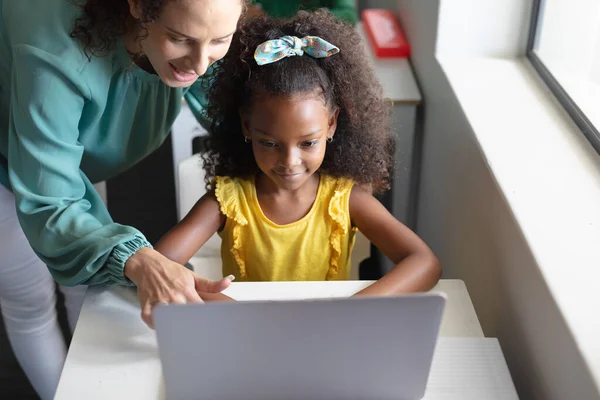 Smiling Caucasian Young Female Teacher Teaching Computer African American Elementary — Stock Photo, Image