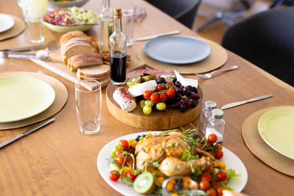 Hohe Blickwinkel Auf Huhn Mit Kirschtomaten Käse Brot Und Trauben — Stockfoto