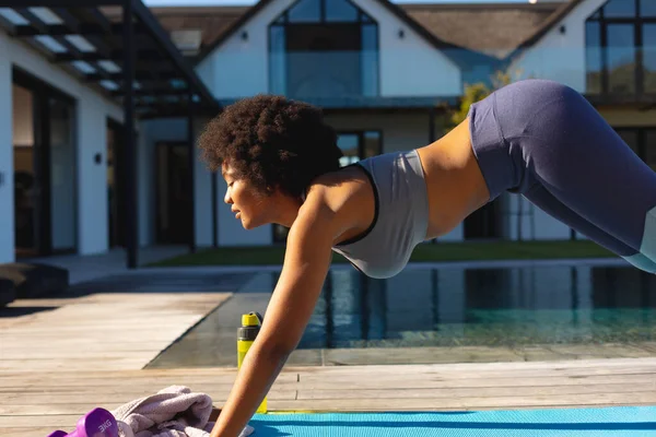 Afrikanische Junge Frau Praktiziert Yoga Freien Der Nähe Des Pools — Stockfoto