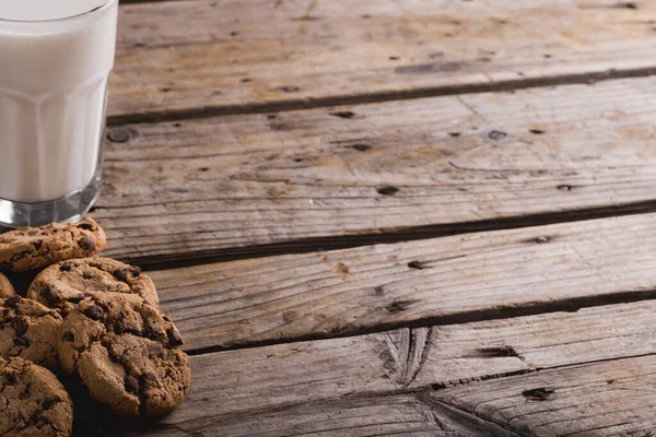 コピースペース付きの木製テーブルの上の牛乳のガラスによるクッキー 変わらない食べ物飲み物健康的な食事軽食 — ストック写真
