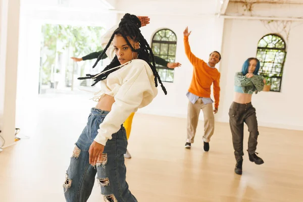 Εικόνα Από Διαφορετικές Γυναίκες Και Άνδρες Χορευτές Hip Hop Κατά — Φωτογραφία Αρχείου