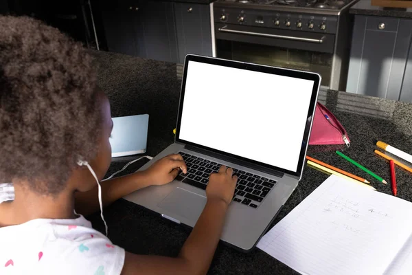 Африканська Дівчинка Американка Навушниках Вчиться Ноутбуком Столі Копіюй Простір Незмінене — стокове фото