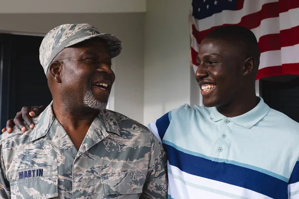 Gledelig Amerikansk Militær Pensjonist Som Ser Smilende Voksen Sønn Mot – stockfoto