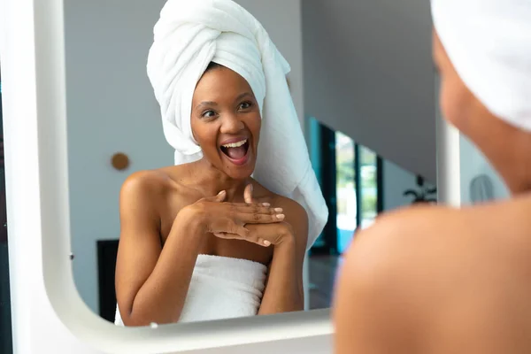 Mutlu Heyecanlı Afro Amerikan Kadın Aynada Kendine Bakıyor Değiştirilmemiş Spa — Stok fotoğraf