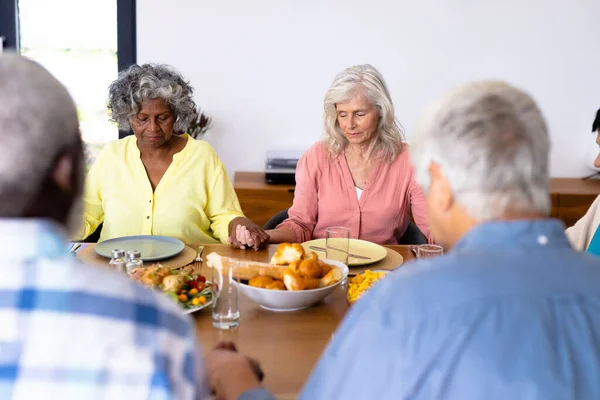 다수의 친구들 요양원의 식탁에서 은혜를 구한다 변화되지 은퇴에 도움이 — 스톡 사진