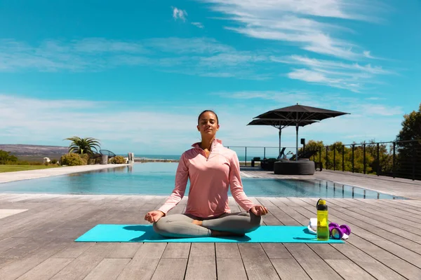 Blanke Jonge Vrouw Die Yoga Beoefent Mediteert Bij Het Zwembad — Stockfoto