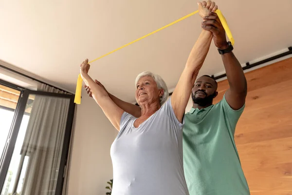 Fisioterapista Afroamericano Sesso Maschile Che Aiuta Donna Anziana Allenarsi Con — Foto Stock