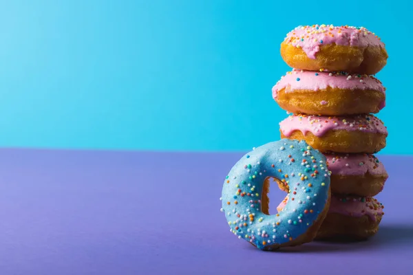 Close Van Verse Donuts Met Sprinklers Gestapeld Tegen Tweekleurige Achtergrond — Stockfoto