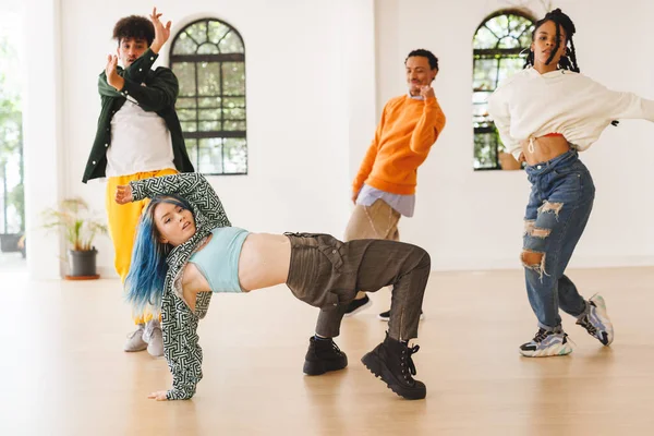 Dans Kulübünde Eğitim Gören Çeşitli Kadın Erkek Hip Hop Dansçılarının — Stok fotoğraf