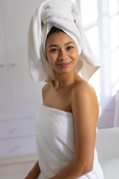 Pionowy Portret Szczęśliwej Birasowej Kobiety Noszącej Ręcznik Uśmiechającej Się Łazience — Zdjęcie stockowe