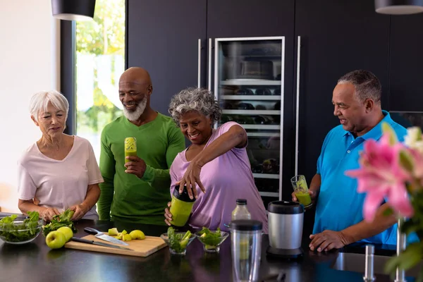 Африканська Старша Жінка Американка Робить Коктейль Багаторасових Друзів Кухні Відставка — стокове фото