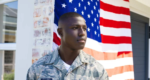 Afroamerikanischer Soldat Mittlerer Erwachsenenklasse Tarnkleidung Der Gegen Die Flagge Wegschaut — Stockfoto