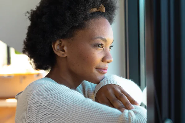 Oldalnézet Figyelmes Fiatal Afro Amerikai Afro Néz Ablakon Otthon Változatlan — Stock Fotó