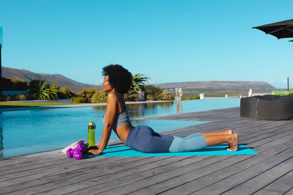 Afrika Kökenli Amerikalı Genç Bir Kadın Havuz Kenarında Yoga Yapıyor — Stok fotoğraf