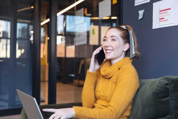 Sorrindo Médio Adulto Caucasiano Empresária Falando Smartphone Enquanto Sentado Com — Fotografia de Stock
