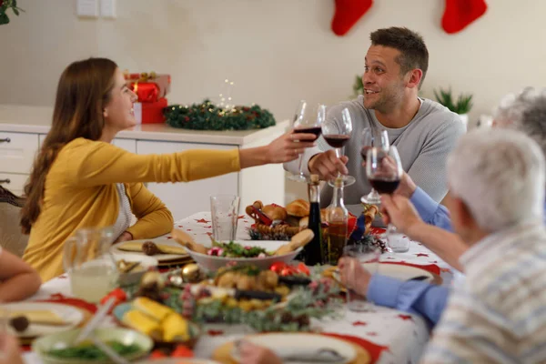 Kaukasische Mehrgenerationenfamilie Sitzt Tisch Und Lächelt Trinkt Wein Qualitativ Hochwertiger — Stockfoto