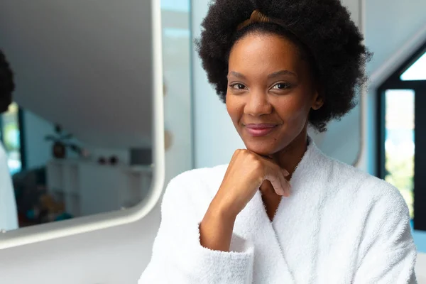 Porträtt Leende Afro Afrikansk Amerikansk Ung Kvinna Bär Badrock Badrummet — Stockfoto
