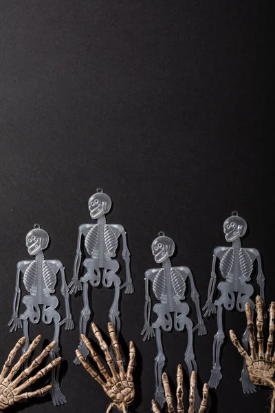 Múltiples Juguetes Esqueleto Manos Esqueleto Con Espacio Copia Sobre Fondo — Foto de Stock