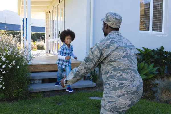 多种族 快乐的男孩 留着黑头发 奔向身穿军服的军人父亲 回家去了 不变的家庭 爱国主义和归国观念 — 图库照片