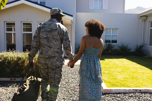 Οπίσθια Όψη Του Πολυφυλετικού Στρατιώτη Καμουφλάζ Κρατώντας Χέρι Της Συζύγου — Φωτογραφία Αρχείου