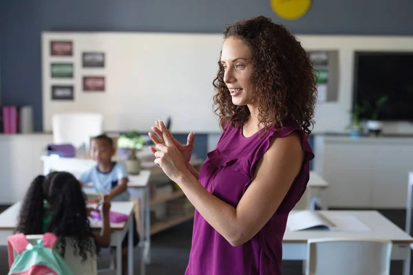 Sınıfta Öğretmenlik Yaparken Kıvırcık Saçlı Beyaz Bir Bayan Öğretmen Değiştirilmemiş — Stok fotoğraf