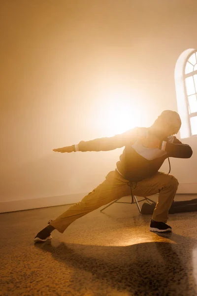 Çift Irklı Erkek Hip Hop Dansçısının Dumanlı Mekanda Dans Edişinin — Stok fotoğraf
