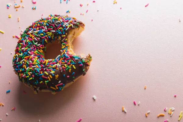 Bovenaanzicht Van Ontbrekende Beet Van Chocolade Donut Met Sprinklers Door — Stockfoto