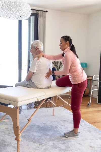 Fisioterapeuta Feminina Birracial Devolvendo Massagem Terapêutica Para Homem Idoso Caucasiano — Fotografia de Stock