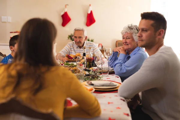 Çoklu Kuşak Kafkas Ailesi Noel Yemeği Masasında Birlikte Oturuyor Gülümsüyor — Stok fotoğraf