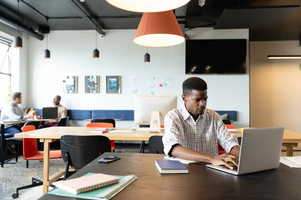 Αποφασισμένος Νεαρός Αφροαμερικανός Επιχειρηματίας Που Εργάζεται Φορητό Υπολογιστή Στο Δημιουργικό — Φωτογραφία Αρχείου