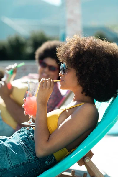 Güneş Gözlüklü Afro Saçlı Arkadaşlarıyla Havuz Partisinin Tadını Çıkarırken Kokteyl — Stok fotoğraf
