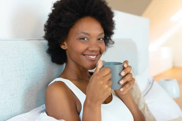 Retrato Una Joven Afroamericana Sonriente Tomando Café Dormitorio Espacio Para — Foto de Stock