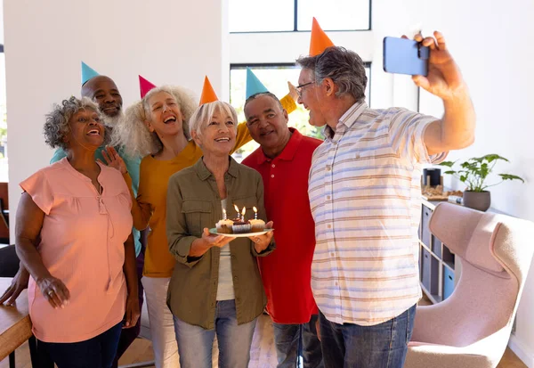 老年人在养老院参加生日聚会时与多种族朋友自拍 纸杯蛋糕 辅助生活 — 图库照片