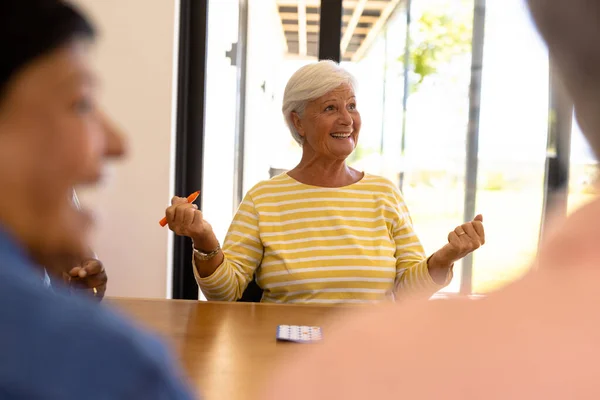 Fröhliche Seniorin Gestikuliert Beim Bingo Spielen Esstisch Pflegeheim Gewinnen Glücklich — Stockfoto
