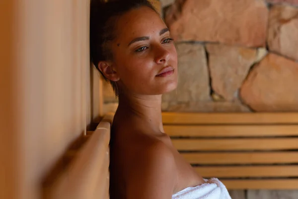 在桑拿浴中穿着浴衣的白人年轻女子的亲密接触 健康和放松的概念 — 图库照片