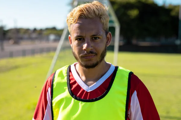 Portret Białego Młodego Piłkarza Czerwonej Koszulce Blond Włosami Stojącymi Placu — Zdjęcie stockowe