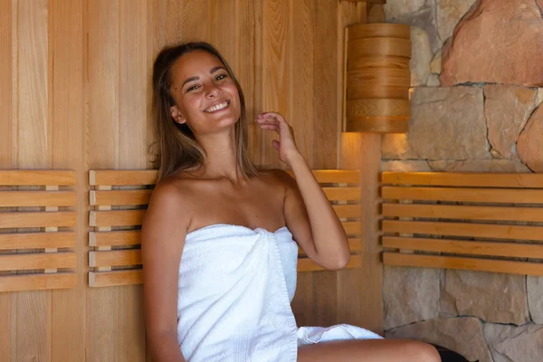 Portret Młodej Białej Kobiety Szlafroku Uśmiechniętej Podczas Relaksu Saunie Koncepcja — Zdjęcie stockowe