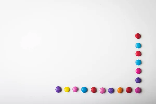 Overhead Ansicht Von Mehrfarbigen Schokoladenbonbons Die Durch Kopierraum Auf Weißem — Stockfoto