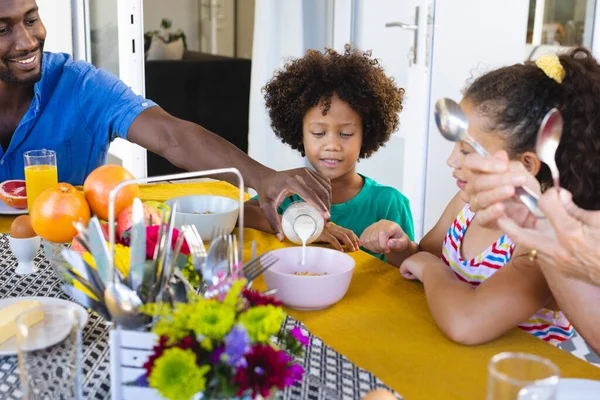 Multiracial Leende Far Häller Mjölk Frukostflingor För Barn Vid Matbordet — Stockfoto