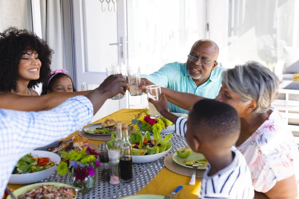 Gelukkige Multiraciale Familie Toosten Drankjes Tijdens Lunch Samen Aan Tafel — Stockfoto
