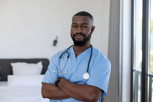 Afro Amerikaanse Mannelijke Gezondheidswerker Met Armen Gekruist Staan Slaapkamer Thuis — Stockfoto
