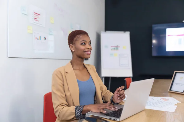 Sorrindo Afro Americana Jovem Empresária Trabalhando Laptop Sala Bordo Inalterado — Fotografia de Stock