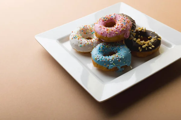 Vista Alto Ângulo Donuts Multi Coloridos Frescos Com Aspersores Placa — Fotografia de Stock