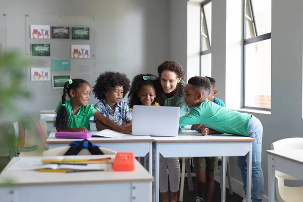 Jovem Professora Branca Ensinando Laptop Para Alunos Afro Americanos Ensino — Fotografia de Stock