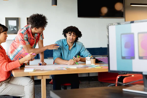 Yaratıcı Çok Irklı Erkek Kadın Tasarımcılar Ofiste Tartışıyorlar Değiştirilmemiş Takım — Stok fotoğraf